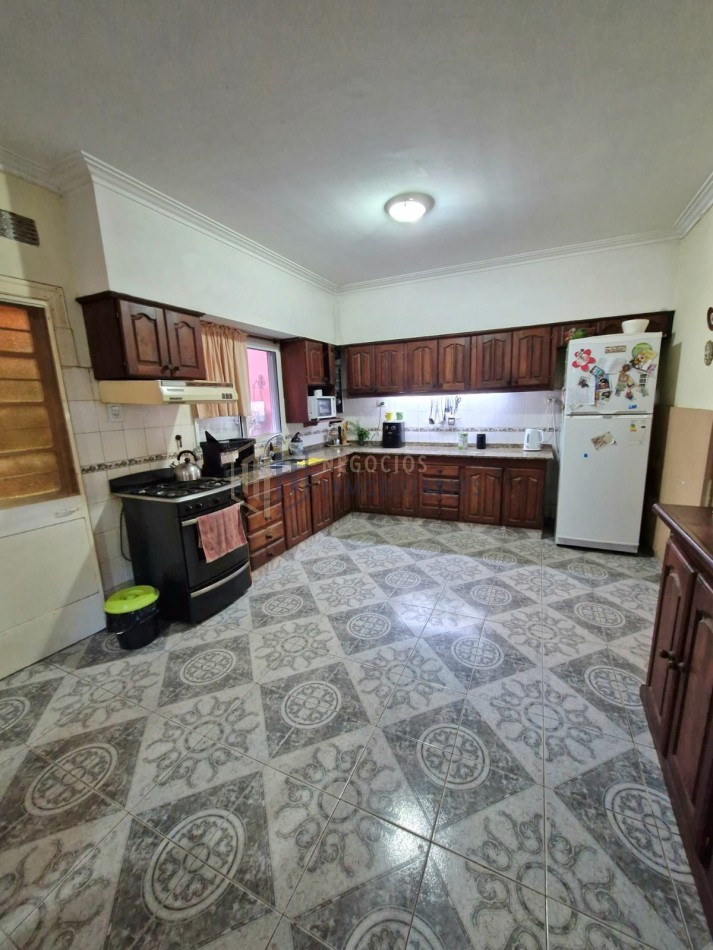 CASA AMPLIA EN BARRIO 7 JEFES