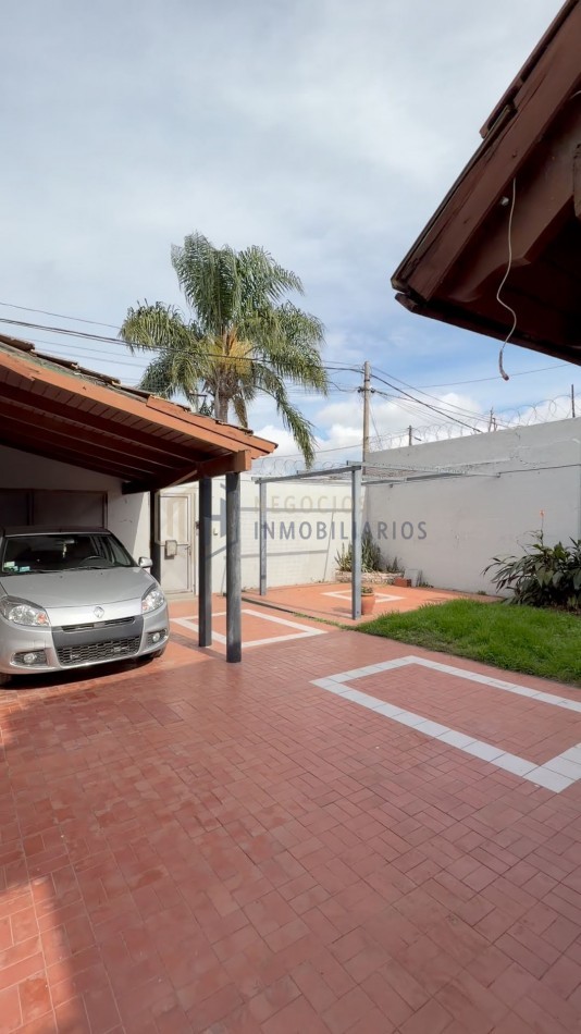HERMOSA CASA CON GRAN PATIO EN JARDIN MAYORAZ